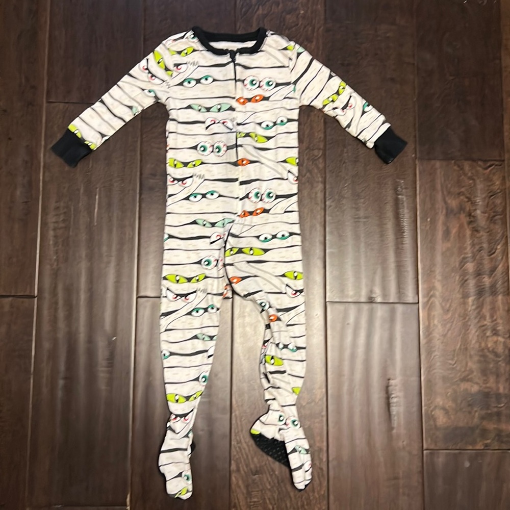 Adorable Old Navy Family Matching Halloween Eyeball Onesie Pajamas!